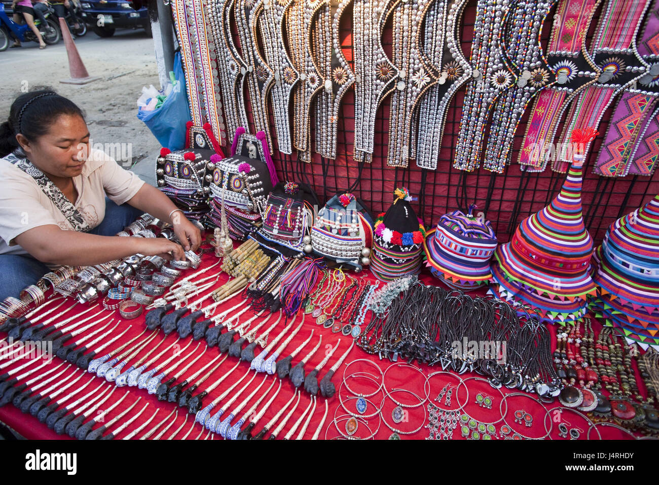 Thailandia Chiang maggio, street market, negozi di souvenir, tribù di montagna artigianato, donna bangle, array, nessun modello di rilascio, Foto Stock