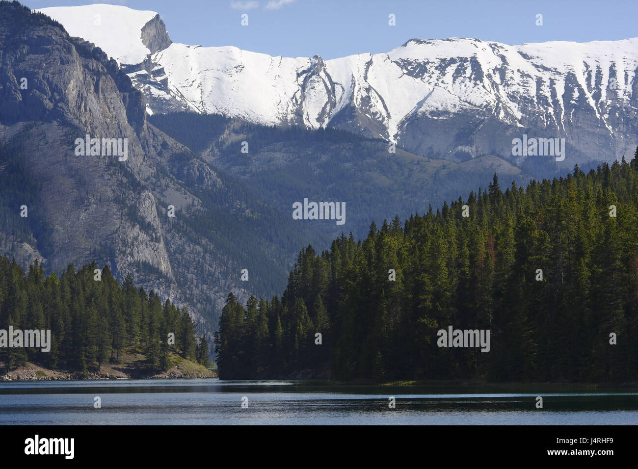 Lago, canadese, shore, boscose, Horizon, scenario di montagna, Canada, Alberta, montagne rocciose, Banff parco nazionale, salamoia Minnewanka, Foto Stock