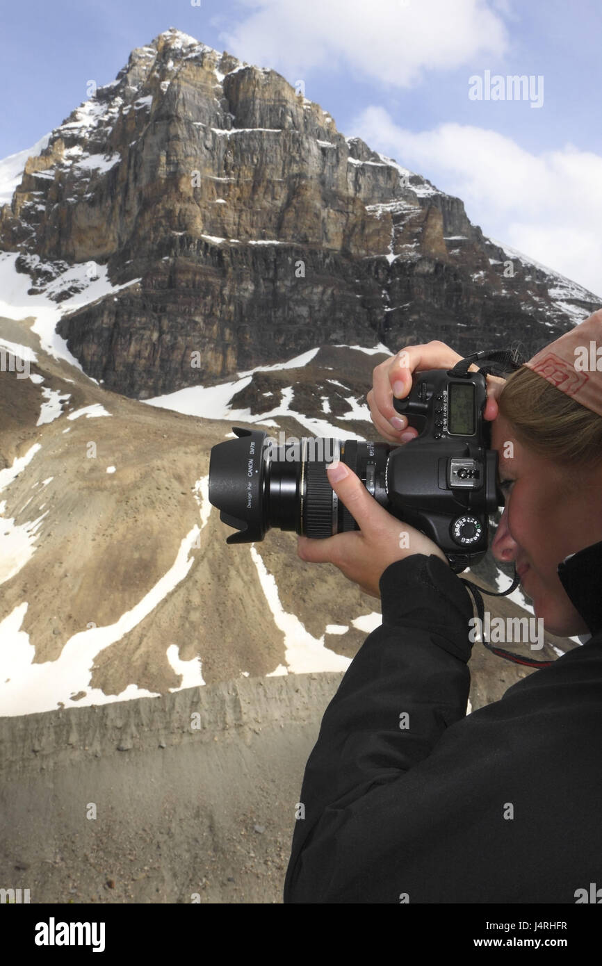 Di donna, giovane, battistrada, arricciata, fotocamera, scattare una foto, scenario, Canada, Alberta, il parco nazionale di Banff, Pianura di sei ghiacciai Trail, modello rilasciato, Foto Stock