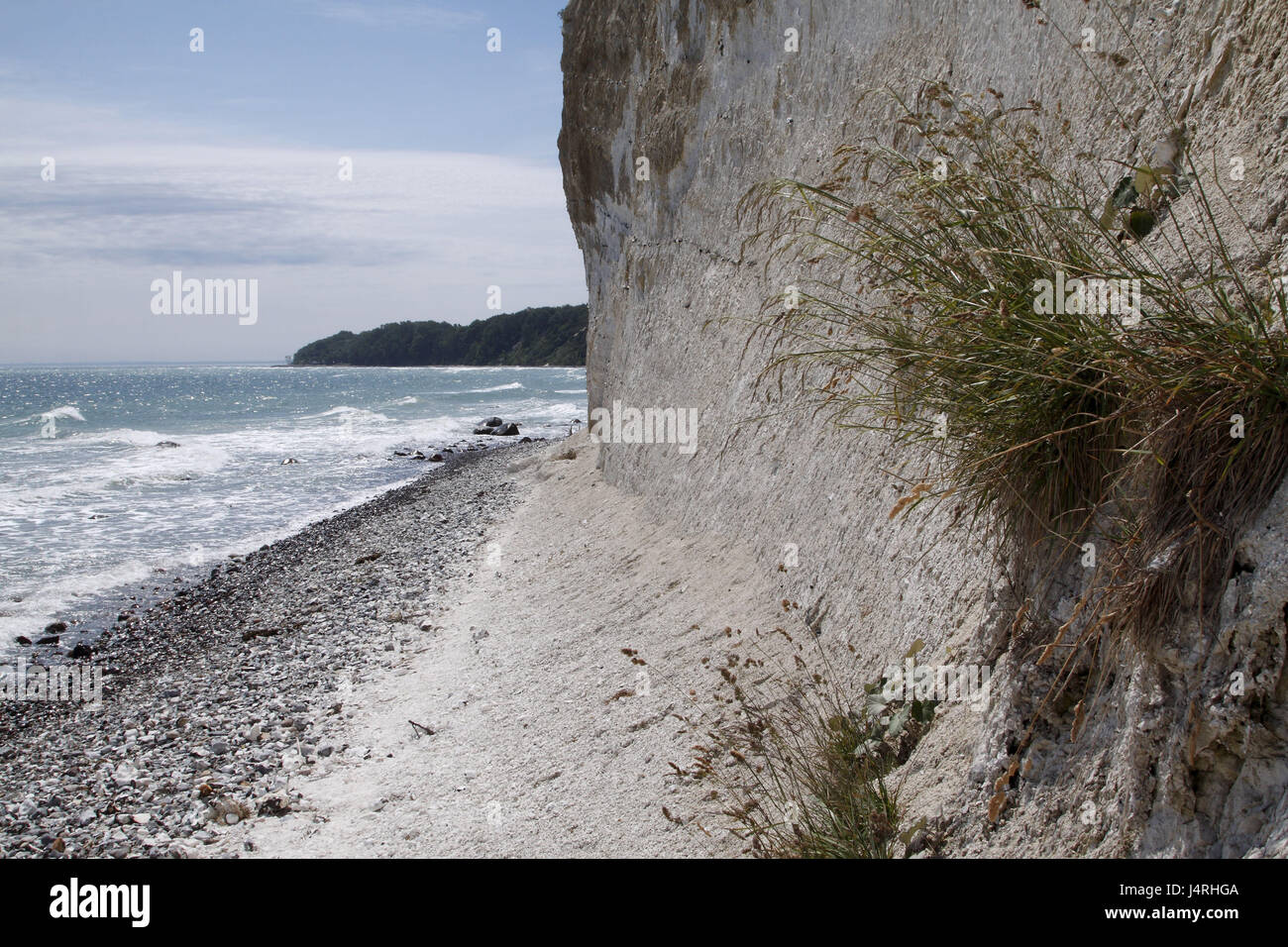 Spiaggia di ghiaia, sul mare blu turchese, bluff, chalk rock, il Mar Baltico, Germania, Meclemburgo-Pomerania occidentale, Rügen, cape Arkona, Foto Stock