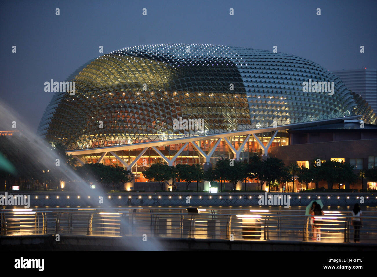 Singapore, isola, città, skyline, centro Esplanade, teatro, notte, sera, Foto Stock