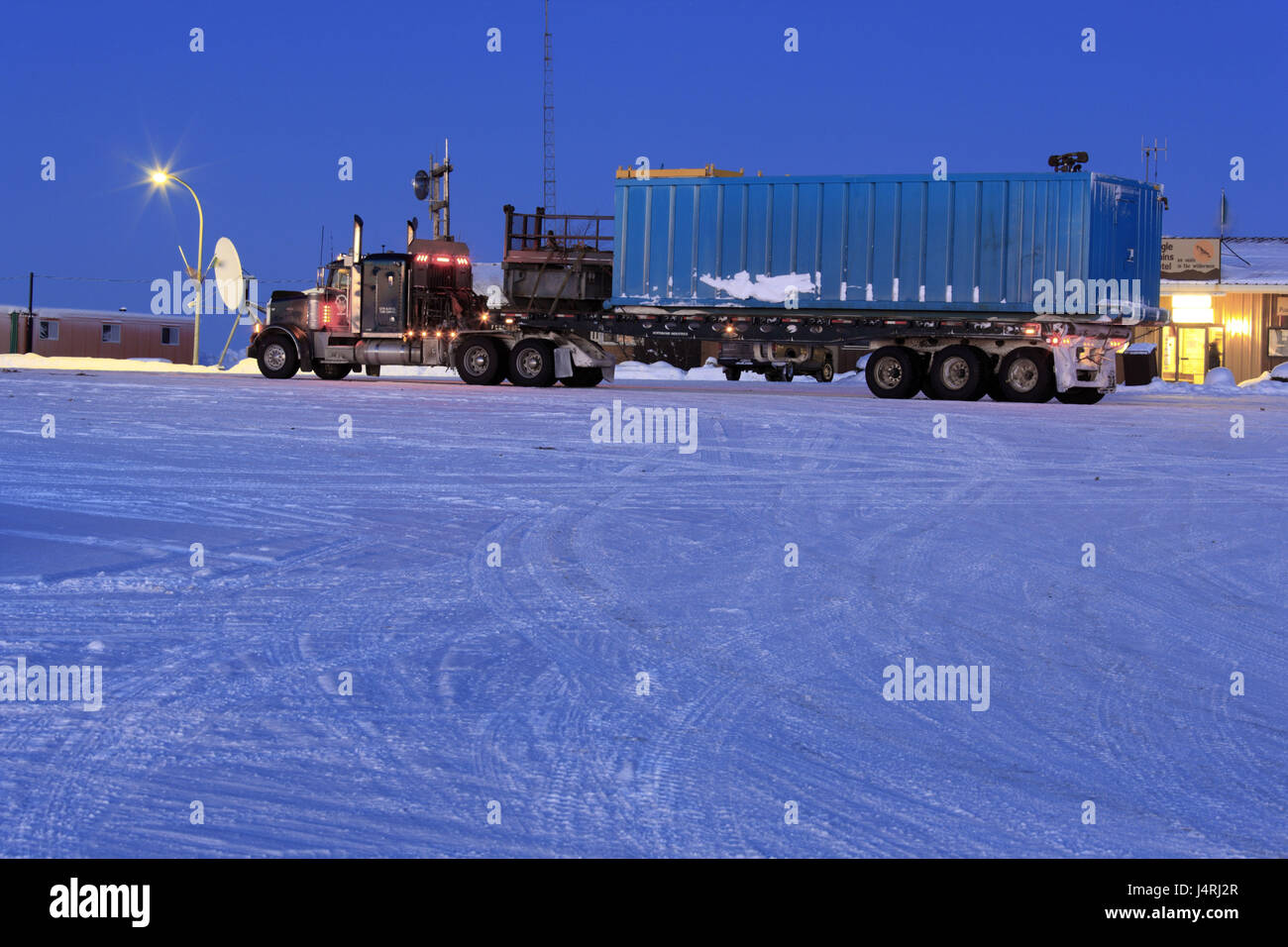 America del nord, Canada, Yukon Territory, Dempster highway, Eagle Plains, truck stop, sera invernale, Foto Stock