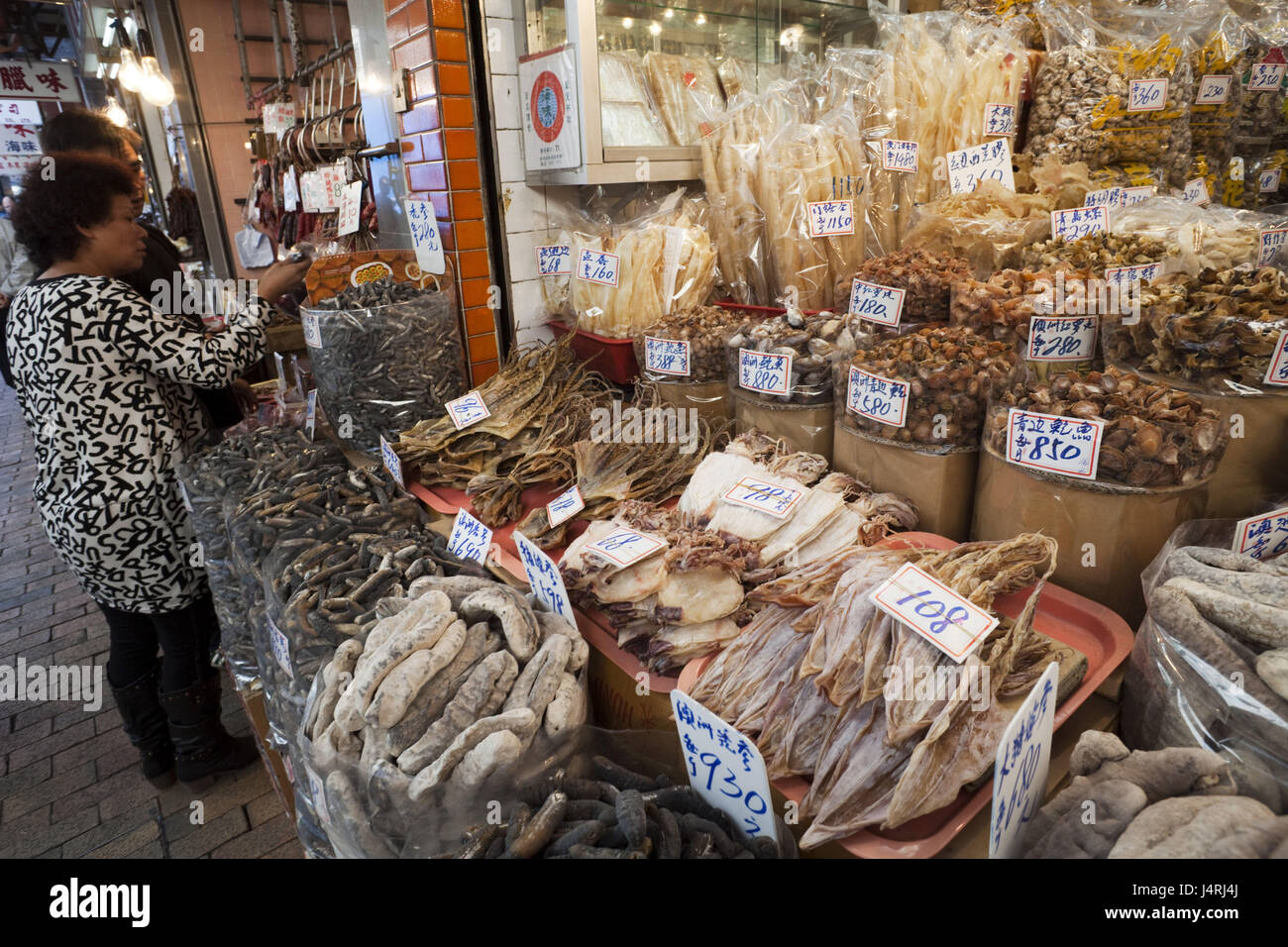 Cina, Hong Kong, mercato, vendite, pesce secco, clienti Foto Stock