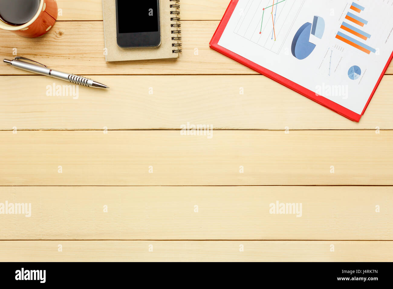 Vista superiore chartered foglio,pen,caffè,smartphone,notebook cactus sulla scrivania in ufficio lo sfondo. Foto Stock