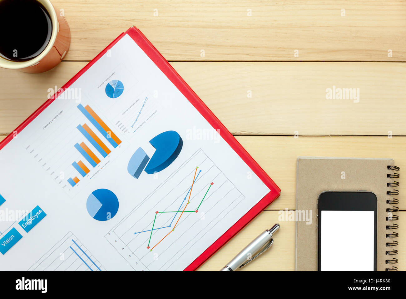 Vista superiore chartered foglio,pen,caffè,smartphone notebook sulla scrivania in ufficio lo sfondo. Foto Stock