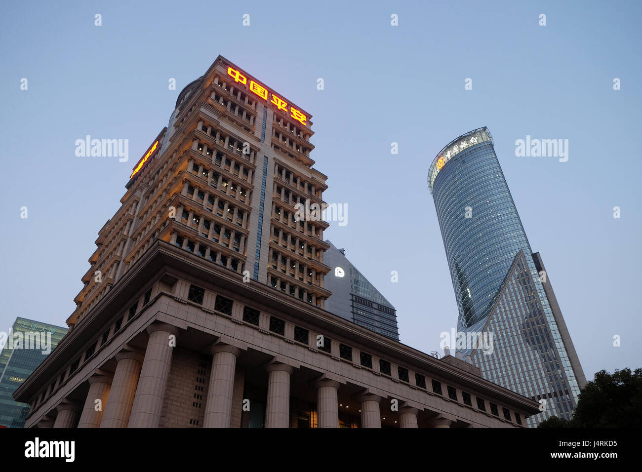 Torri finanziario nella Pudong lato est di Shanghai in Cina, 26 febbraio 2016. Foto Stock