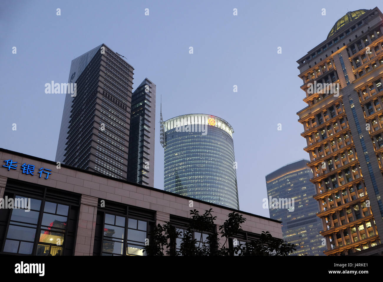 Torri finanziario nella Pudong lato est di Shanghai in Cina, 26 febbraio 2016. Foto Stock