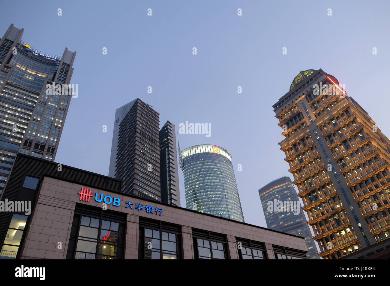 Torri finanziario nella Pudong lato est di Shanghai in Cina, 26 febbraio 2016. Foto Stock