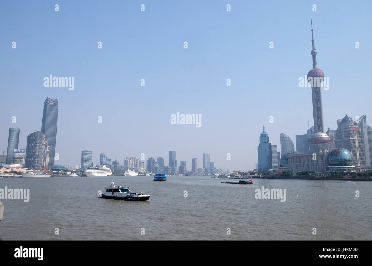 La città di Shanghai al mattino nel nebbioso giorno in Cina a Shanghai il 29 febbraio 2016. Foto Stock