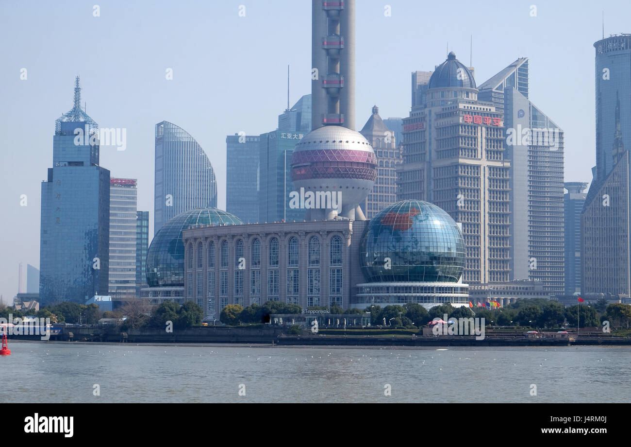 La città di Shanghai al mattino nel nebbioso giorno in Cina a Shanghai il 29 febbraio 2016. Foto Stock