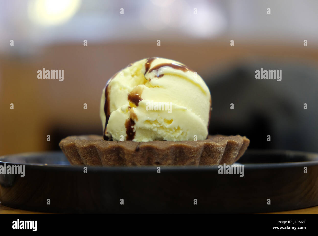 Brownie dessert su una piastra bianca con lo sciroppo al cioccolato e gelato alla vaniglia, crema coffee shop a Shanghai, 29 febbraio 2016. Foto Stock