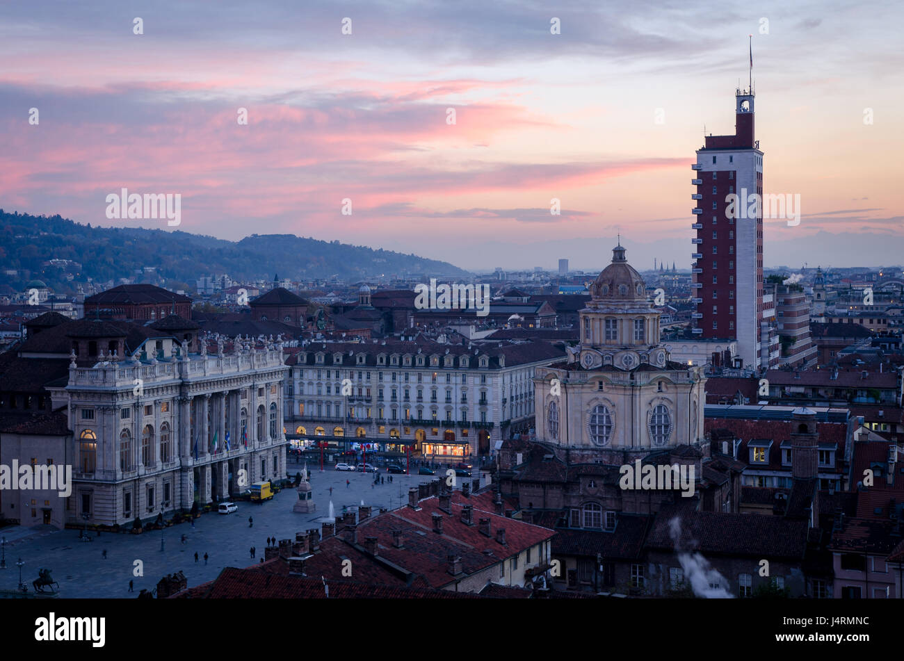 Torino, cityscape vista su Piazza Castello al tramonto Foto Stock
