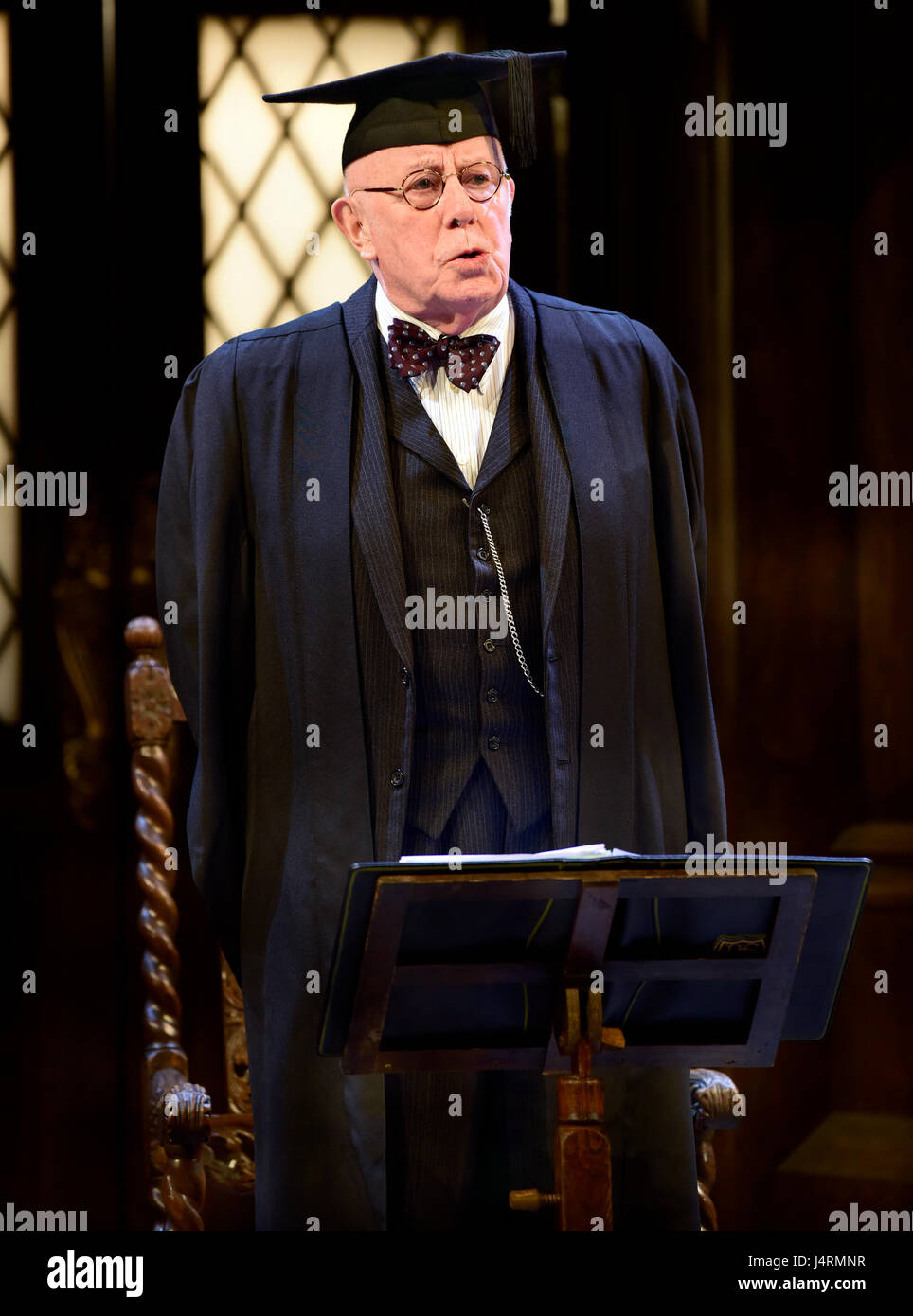 Richard Wilson gioca il preside di Alan Bennett di gioco per quaranta anni, Chichester Festival Theatre, Chichester, Sussex, Regno Unito. 25.04.2017. Foto Stock Richard Wilson gioca il preside di Alan Bennett di gioco per quaranta anni, Chichester Festival Theatre, Chichester, Sussex, Regno Unito. 25.04.2017. Foto Stock
