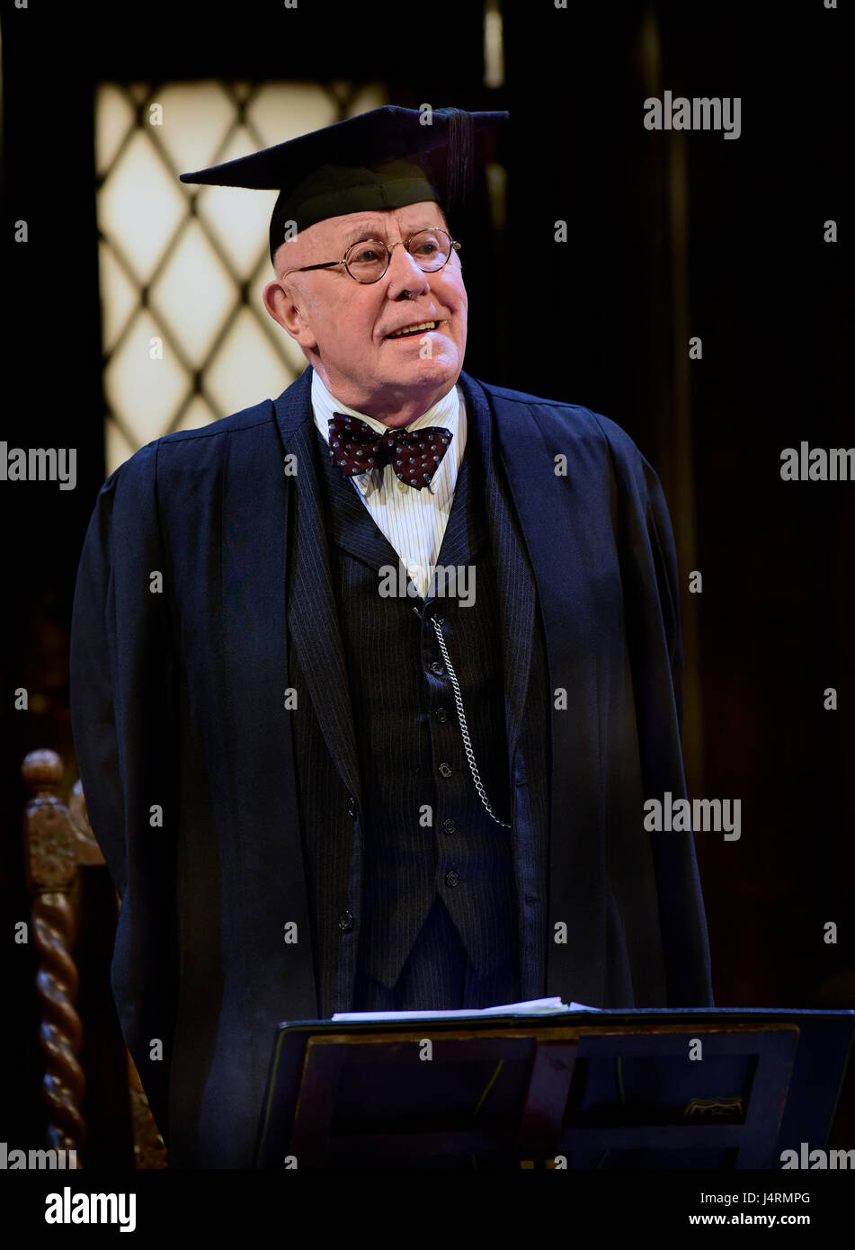 Richard Wilson gioca il preside di Alan Bennett di gioco per quaranta anni, Chichester Festival Theatre, Chichester, Sussex, Regno Unito. 25.04.2017. Foto Stock Richard Wilson gioca il preside di Alan Bennett di gioco per quaranta anni, Chichester Festival Theatre, Chichester, Sussex, Regno Unito. 25.04.2017. Foto Stock