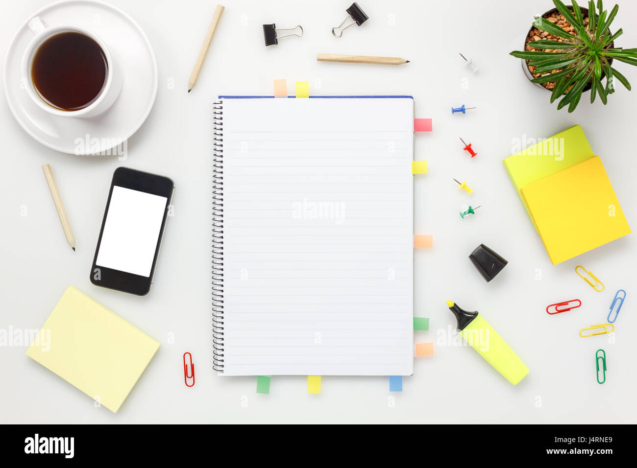 Top Visualizza accessori ufficio concetto.telefono mobile,caffè,notepaper,matita,cactus,clip su bianco scrivania in ufficio. Foto Stock