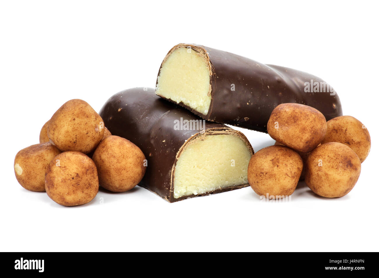 Il marzapane fatto a Lubeck isolati su sfondo bianco. Lubecca è una città in Germania e ben noto per il suo marzapane esperto artigianato e mestieri. Foto Stock