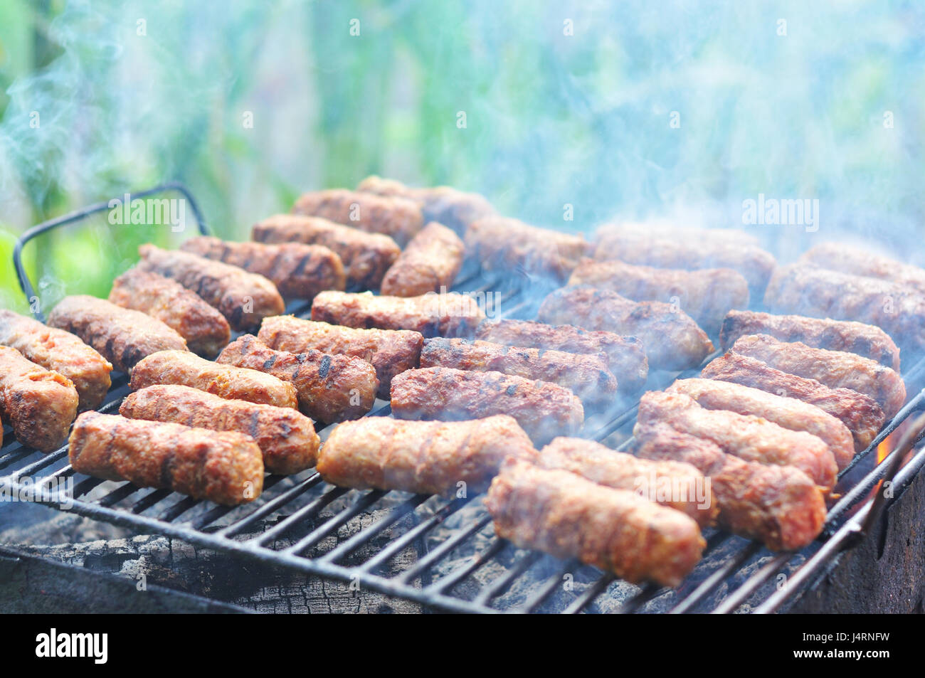 Tradizionale cibo rumeno, grigliate di carne rotoli noti come mititei Foto Stock