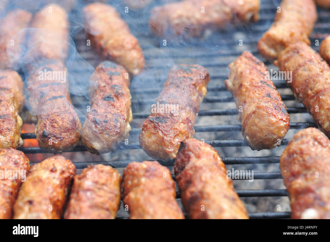 Tradizionale cibo rumeno, grigliate di carne rotoli noti come mititei Foto Stock