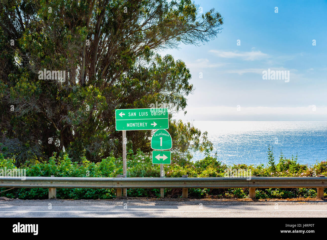 Segnaletica direzionale di San Luis Obispo e Monterey lungo la Highway 1 in Big Sur, CALIFORNIA, STATI UNITI D'AMERICA Foto Stock
