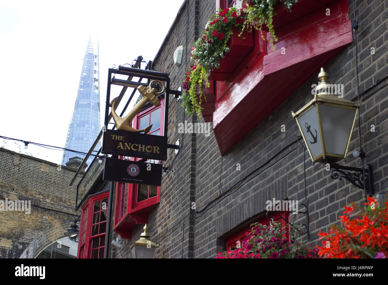 L'Anchor Pub 1615 Upcross pub e le torreggianti Shard in background Southwark Londra Inghilterra Foto Stock