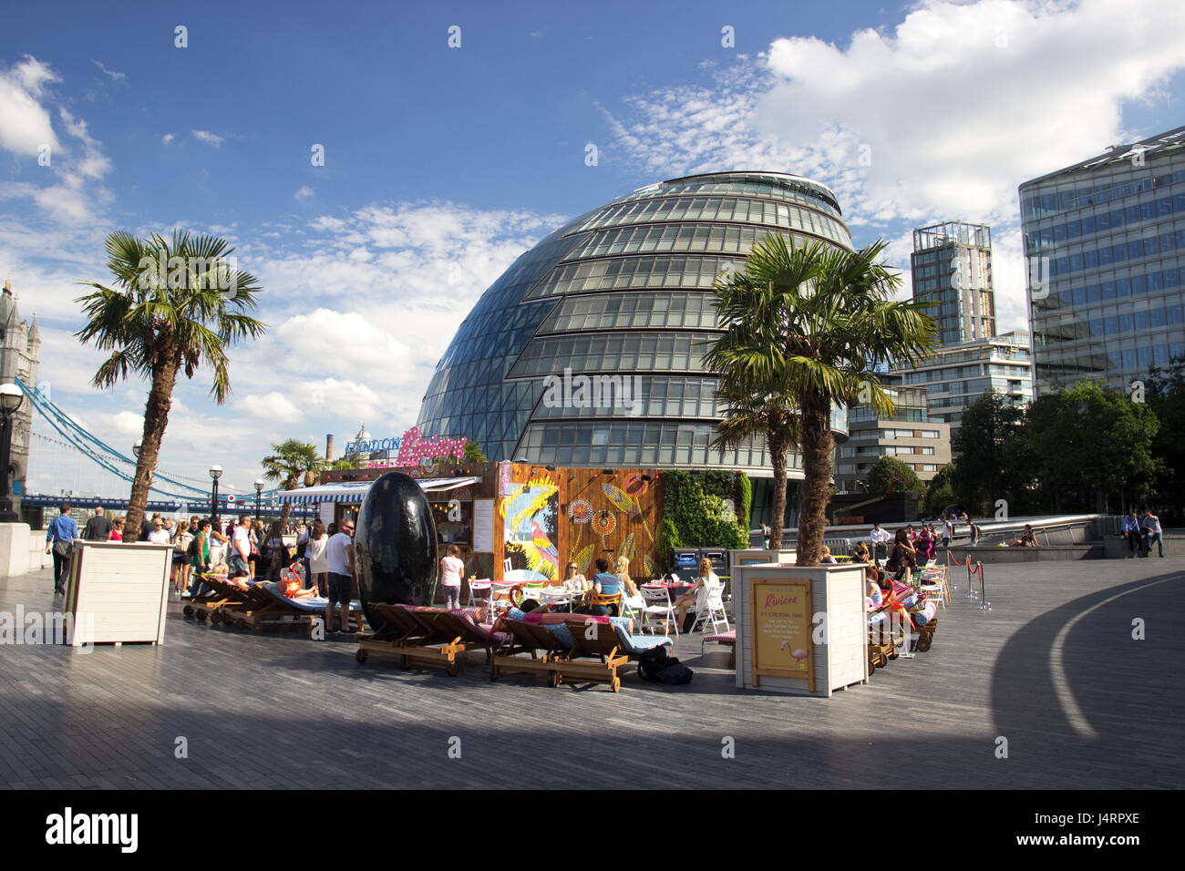 Per coloro che godono di un esotico holiday impostato nella parte anteriore del Municipio di Londra. Foto Stock