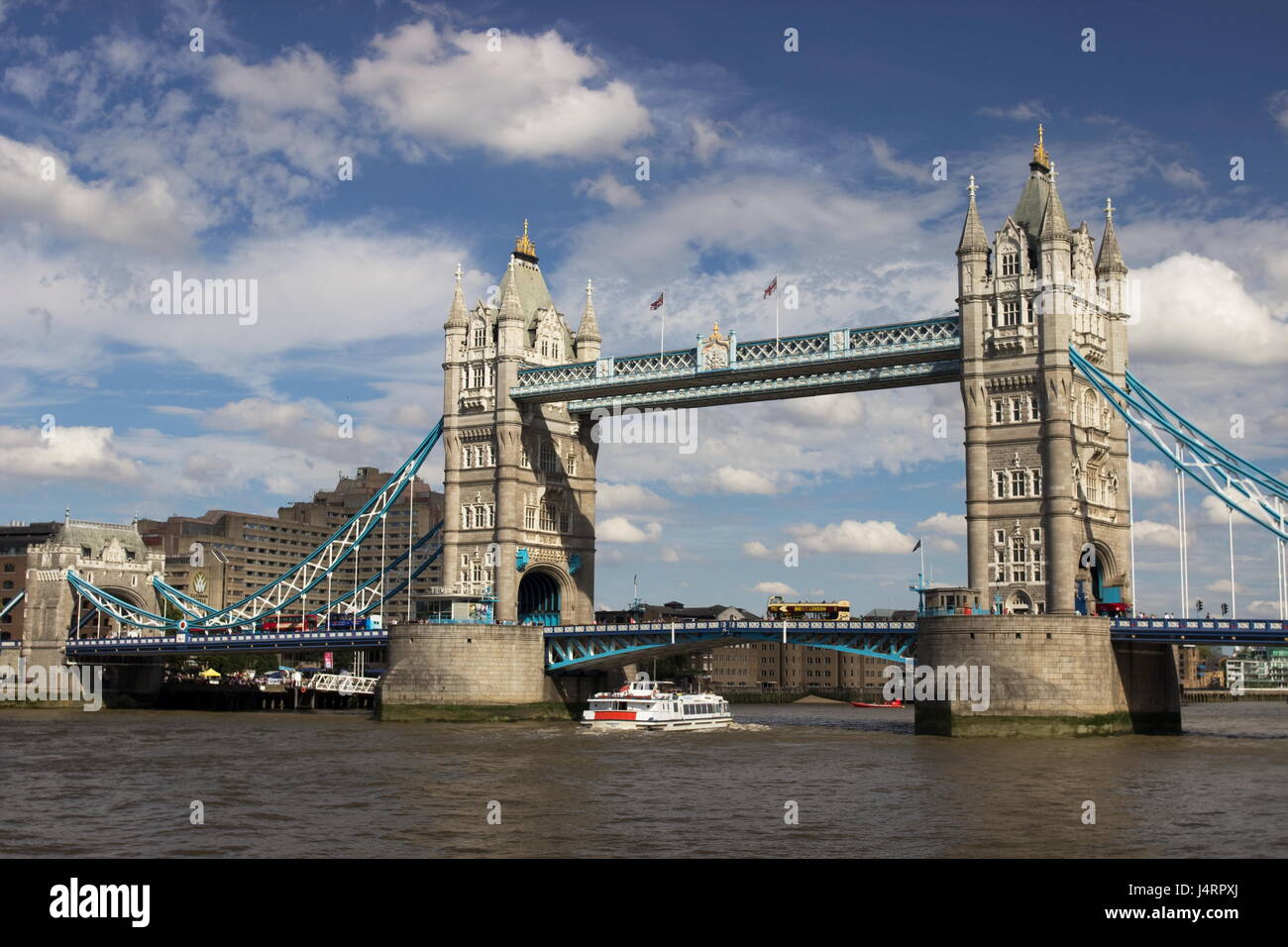 Il Tower Bridge Southwark Londra. Il Tower Bridge è un ponte in stile vittoriano e è un bilico e design della sospensione. Aperto il 30 giugno 1894. Foto Stock