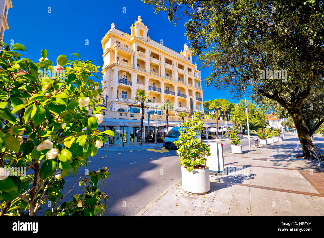 Città di Opatija street view, Adriatico destinazione turistica nella baia di Kvarner, Croazia Foto Stock