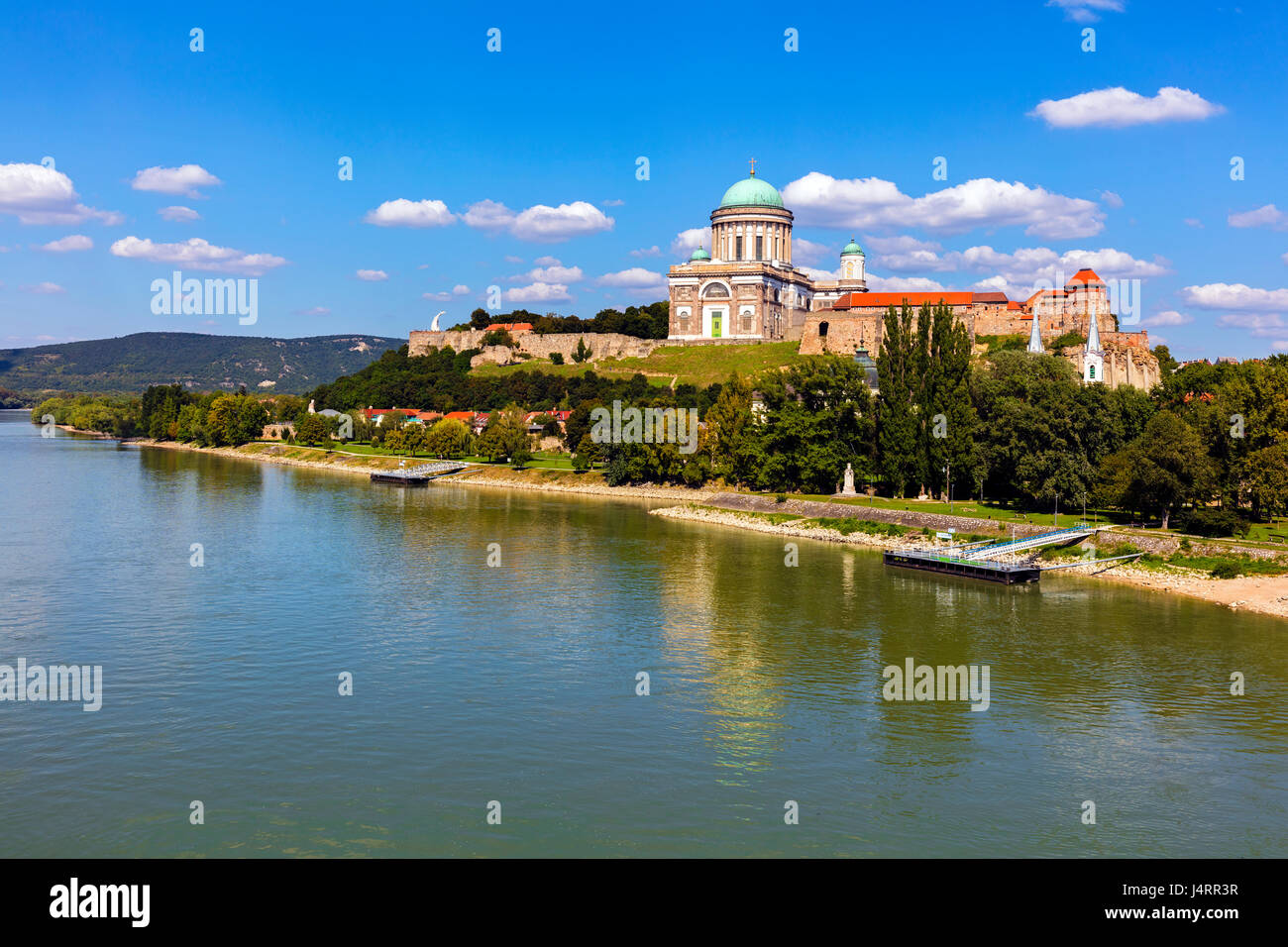 Stock Photo - Basilica a un argine, Basilica di Esztergom, Esztergom, Ungheria. Il più grande in Ungheria Foto Stock