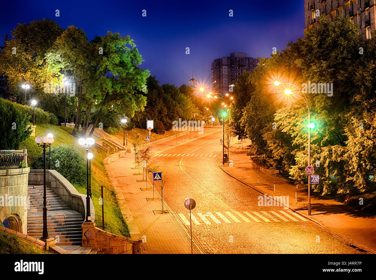 Vicolo di eroi della celeste centinaia di Kiev. Vista notturna della Instytutska Street vicino a Khreshchatyk Street e una piazza centrale - Nezalezhn Maidan Foto Stock