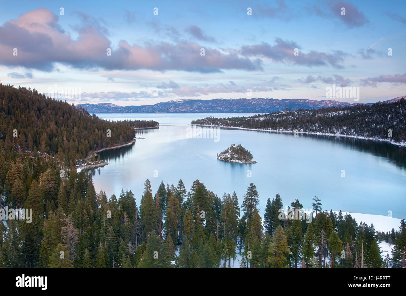 Splendido lago alpino di Tahoe in California Foto Stock