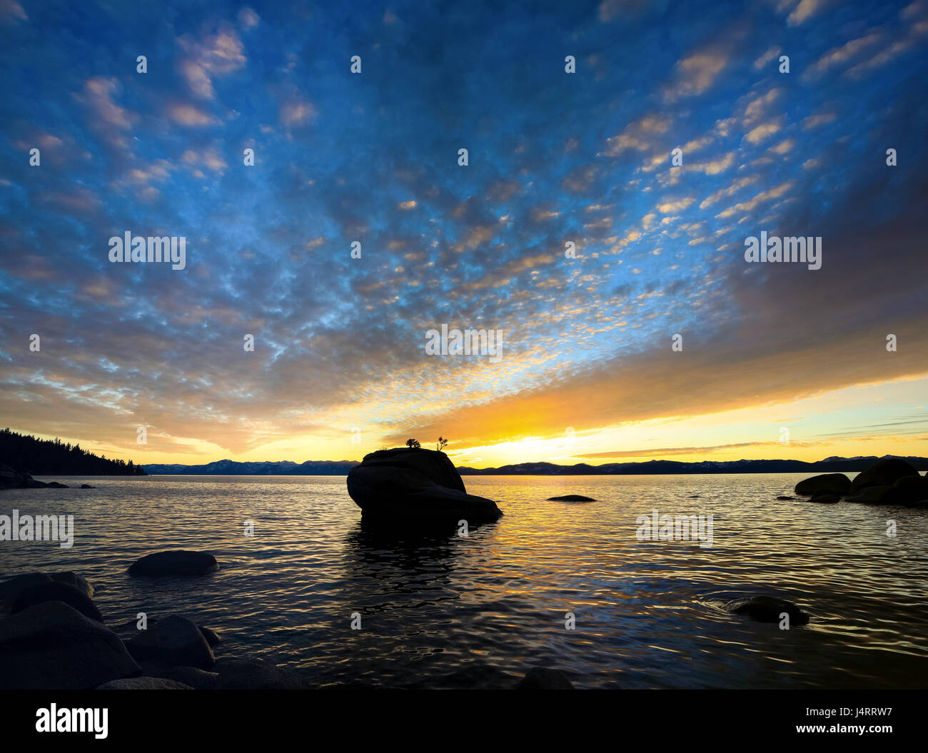 Splendido lago alpino di Tahoe in California Foto Stock