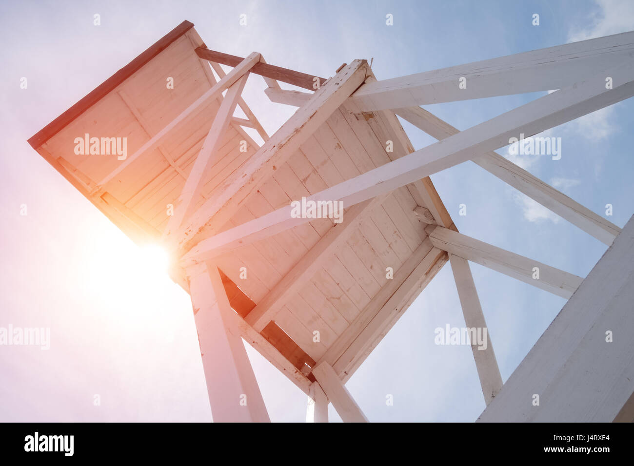 Spiaggia in legno stand sul cielo blu sullo sfondo a riva del mare Mediterraneo. Giornata soleggiata con cielo blu e nuvole soffici. Scena minimalista. Ubicazione Posto Foto Stock