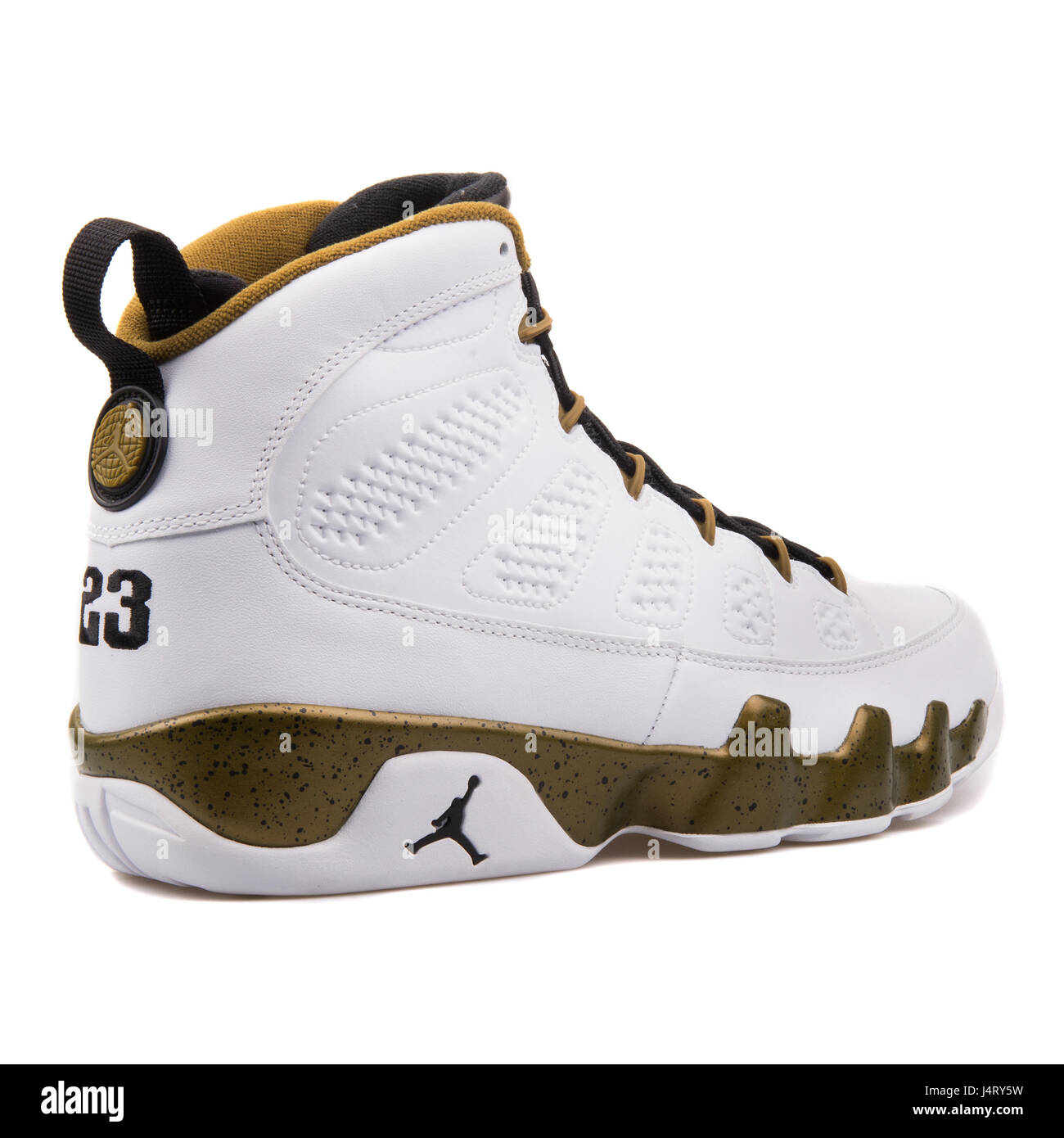 Nike Air Jordan 9 Retro bianco nero verde di milizia Pelle di alta Sneakers  - 302370-109 Foto stock - Alamy