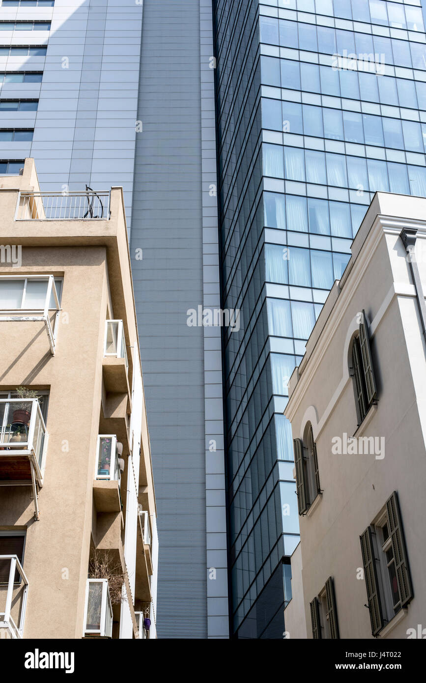 Il nuovo e il vecchio in Rothschild boulevard, Tel Aviv, Israele Foto Stock