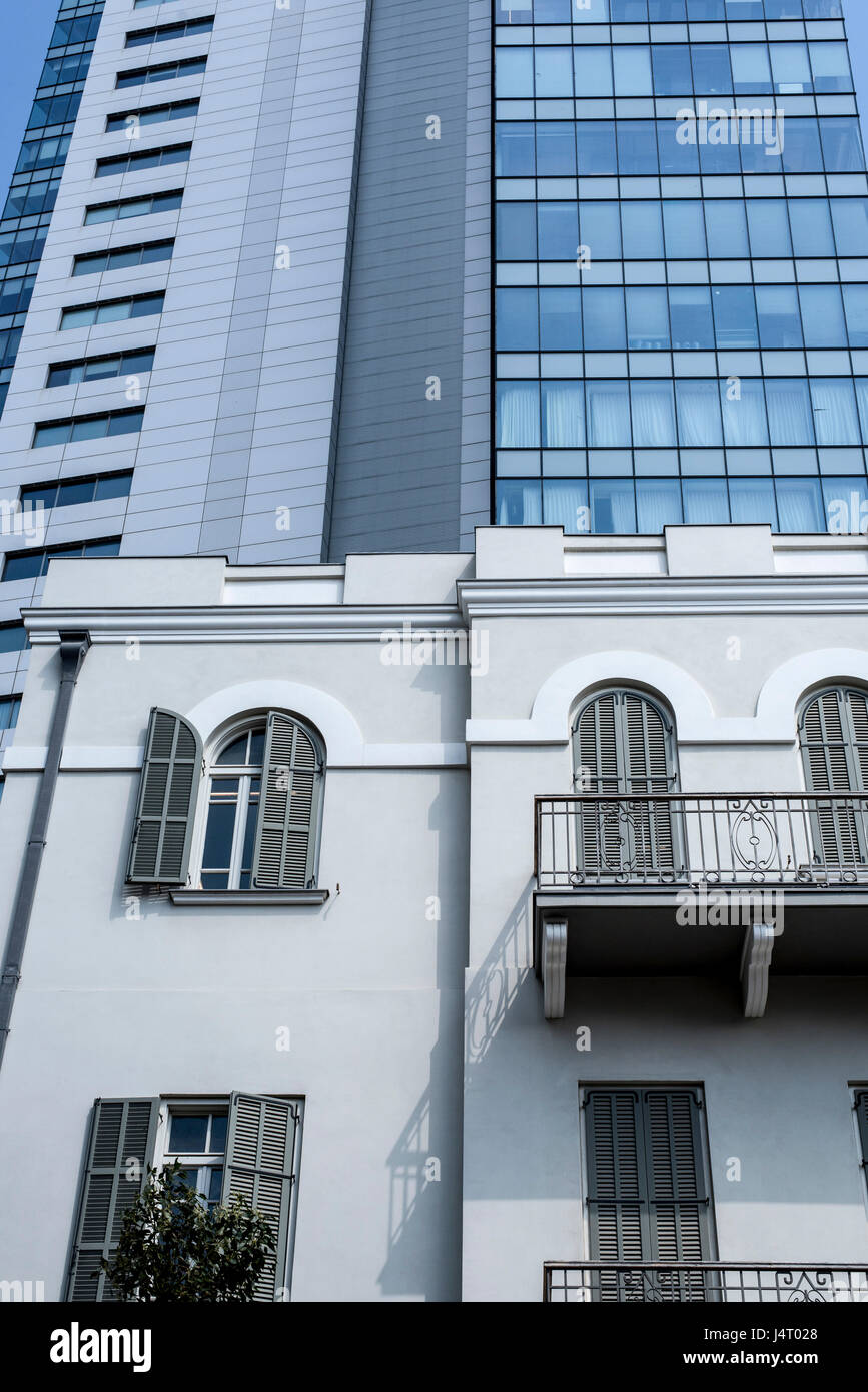 Il nuovo e il vecchio in Rothschild boulevard, Tel Aviv, Israele Foto Stock