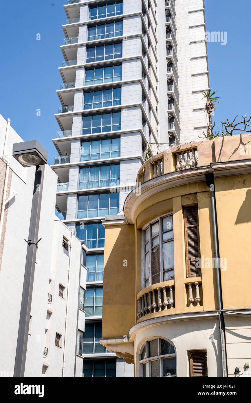 Il nuovo e il vecchio in Rothschild boulevard, Tel Aviv, Israele Foto Stock