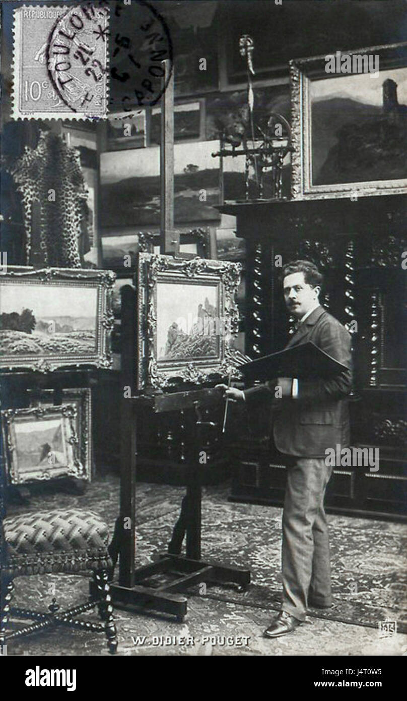 William Didier Pouget, un artista francese, è raffigurato nel suo studio intorno al 1907 al 12 Boulevard de Clichy, Parigi, noto per i suoi contributi al movimento Art Nouveau e le sue opere di ritratti. Foto Stock