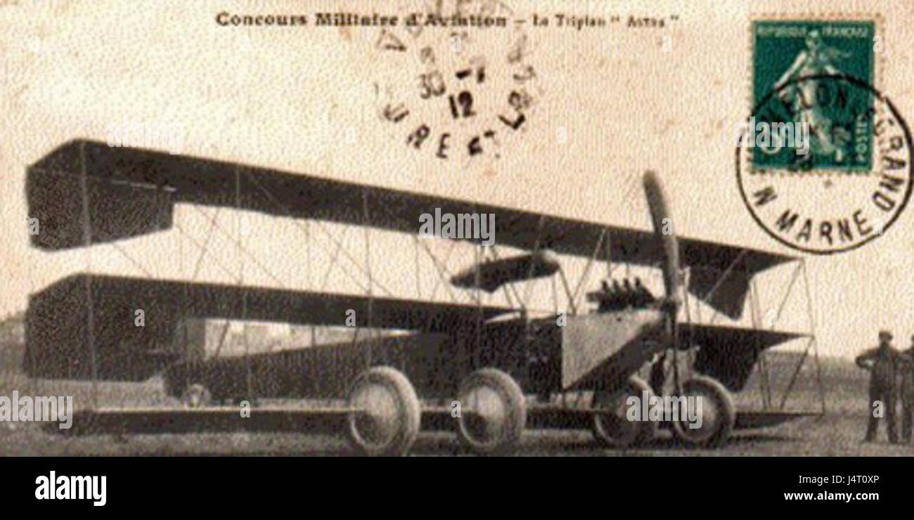 Il Triplan Astra concours militaire, tenutosi a Champagne nel 1911, fu un importante evento aeronautico, con aerei avanzati dell'inizio del XX secolo che gareggiavano in categorie militari e civili. Ha segnato un momento significativo nella storia dell'aviazione durante l'era pre-prima guerra mondiale. Foto Stock