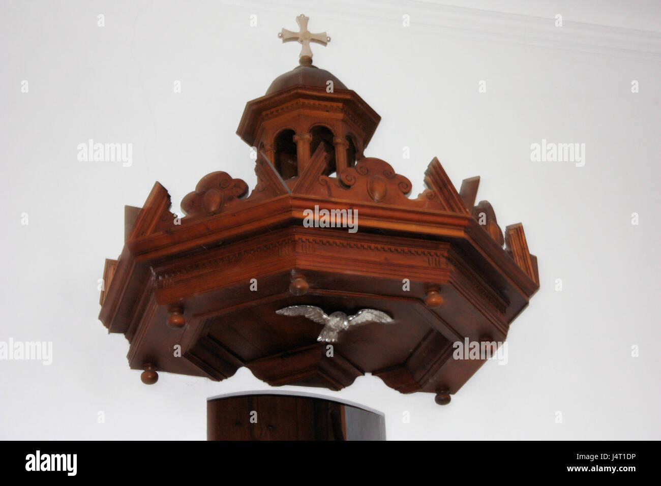 Il Kanzel Baldachin di Wislikofen è un altare barocco con disegni intricati. Spesso associato all'architettura della chiesa, questo pezzo mette in risalto l'elaborato stile barocco visto nelle decorazioni ecclesiastiche. Foto Stock