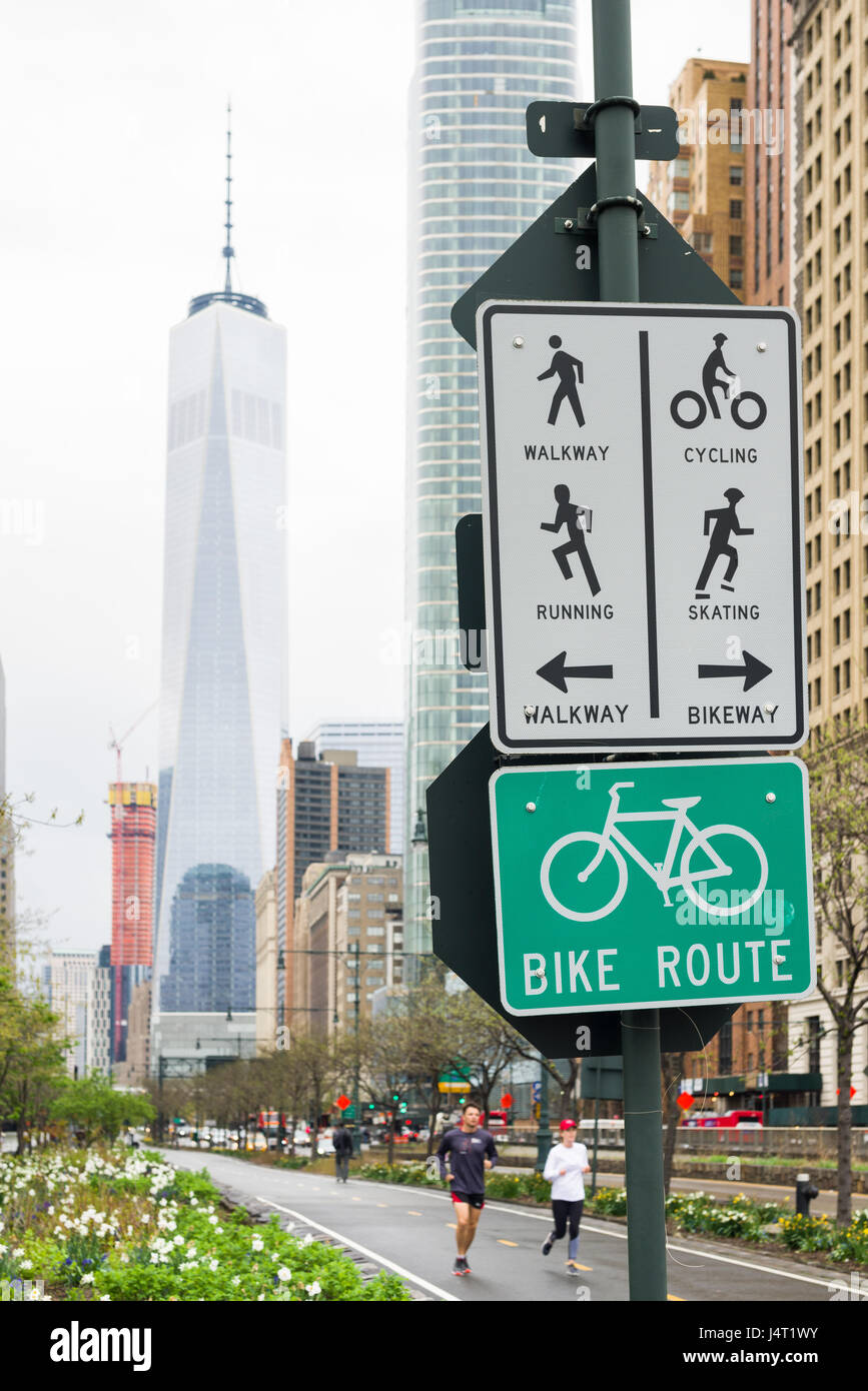 Guide di scorrimento in esecuzione sul Fiume Hudson River Greenway con la One World Trade Center e la parte inferiore di Manhattan in background, New York, Stati Uniti d'America Foto Stock