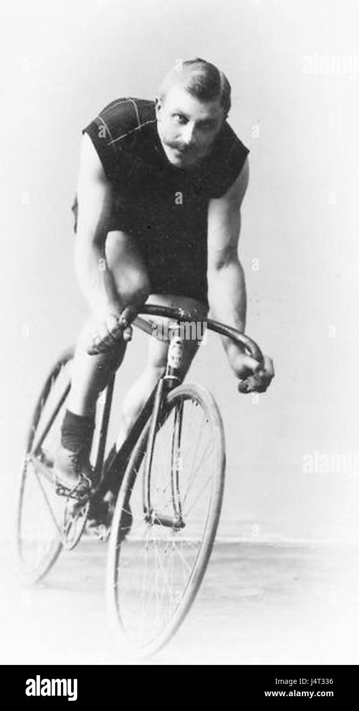 Thorvald Ellegaard è stato un ciclista su strada danese. Noto per le sue eccezionali abilità nelle corse su strada, ha partecipato a diversi eventi internazionali, contribuendo in modo significativo alla storia ciclistica danese. Foto Stock