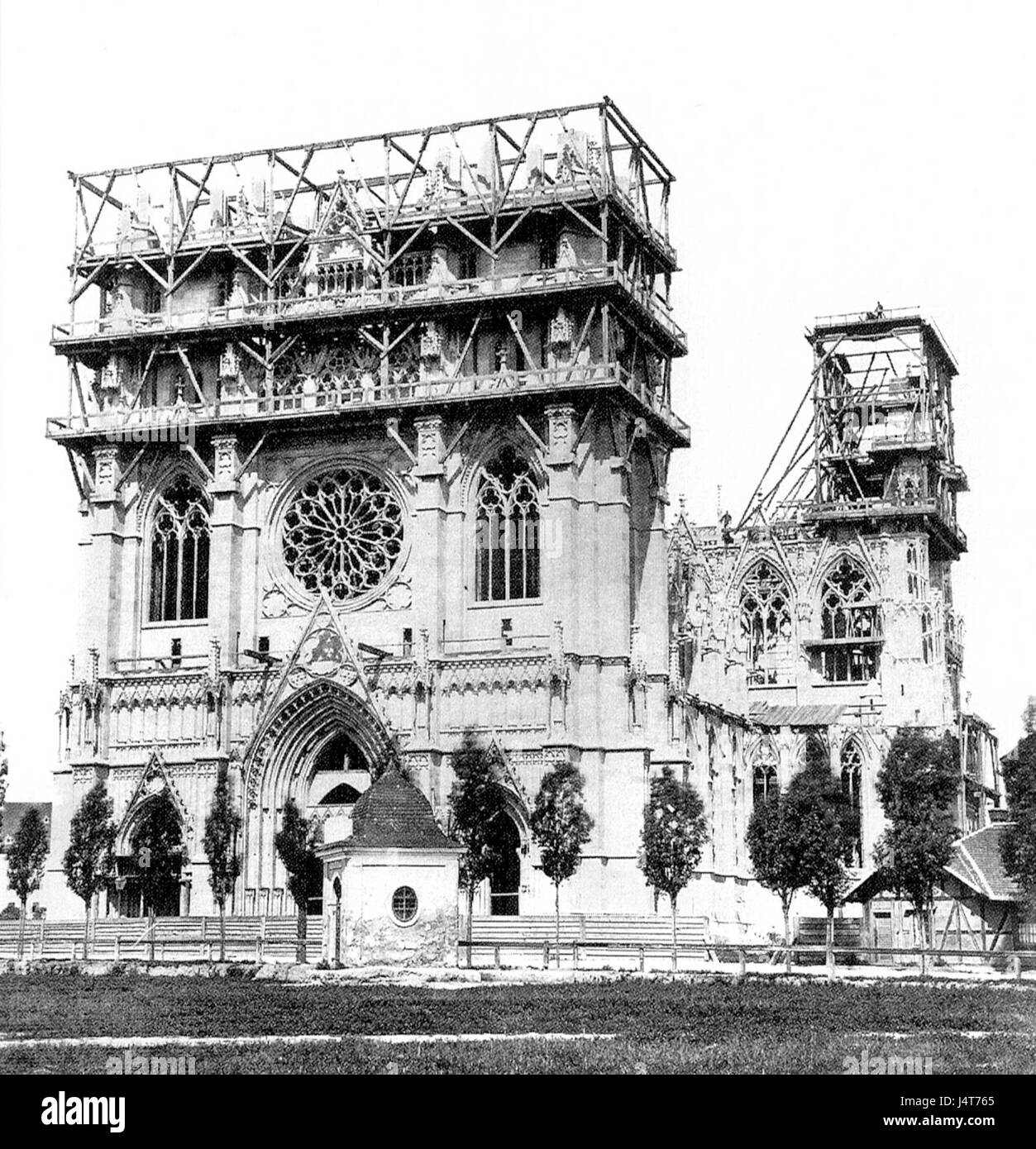 La Votivkirche è una chiesa neogotica situata a Vienna, in Austria. Completata nel 1866, fu costruita in segno di gratitudine dopo un tentativo di assassinio all'imperatore Francesco Giuseppe I. conosciuta per la sua impressionante architettura, la chiesa presenta torri gemelle e intricate vetrate colorate, rendendola un punto di riferimento notevole nel paesaggio urbano di Vienna. Foto Stock