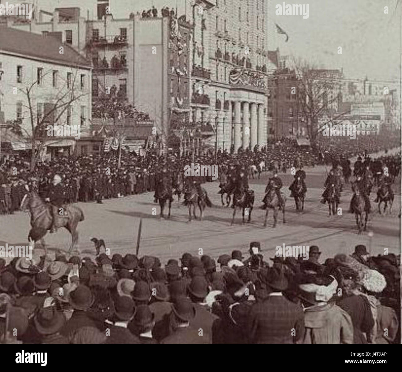Questa immagine raffigura una fotografia ritagliata della parata inaugurale del 1905, con una scena dell'evento a Warfield. Cattura il momento storico di questo significativo raduno pubblico, probabilmente legato a un'occasione politica o celebrativa. Foto Stock