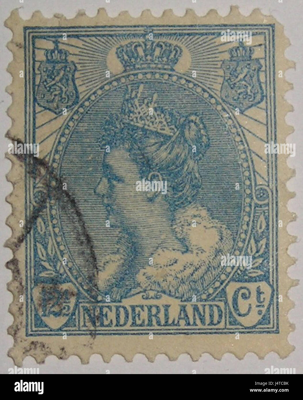 Questo è un francobollo dei primi anni del XX secolo proveniente dai Paesi Bassi, in particolare dalla serie Wilhelmine. Fu prodotto tra il 1898 e il 1923. Il francobollo è un esempio della storia postale dei Paesi Bassi durante questo periodo, che riflette sia il design che i materiali utilizzati nei servizi postali dell'epoca. Foto Stock