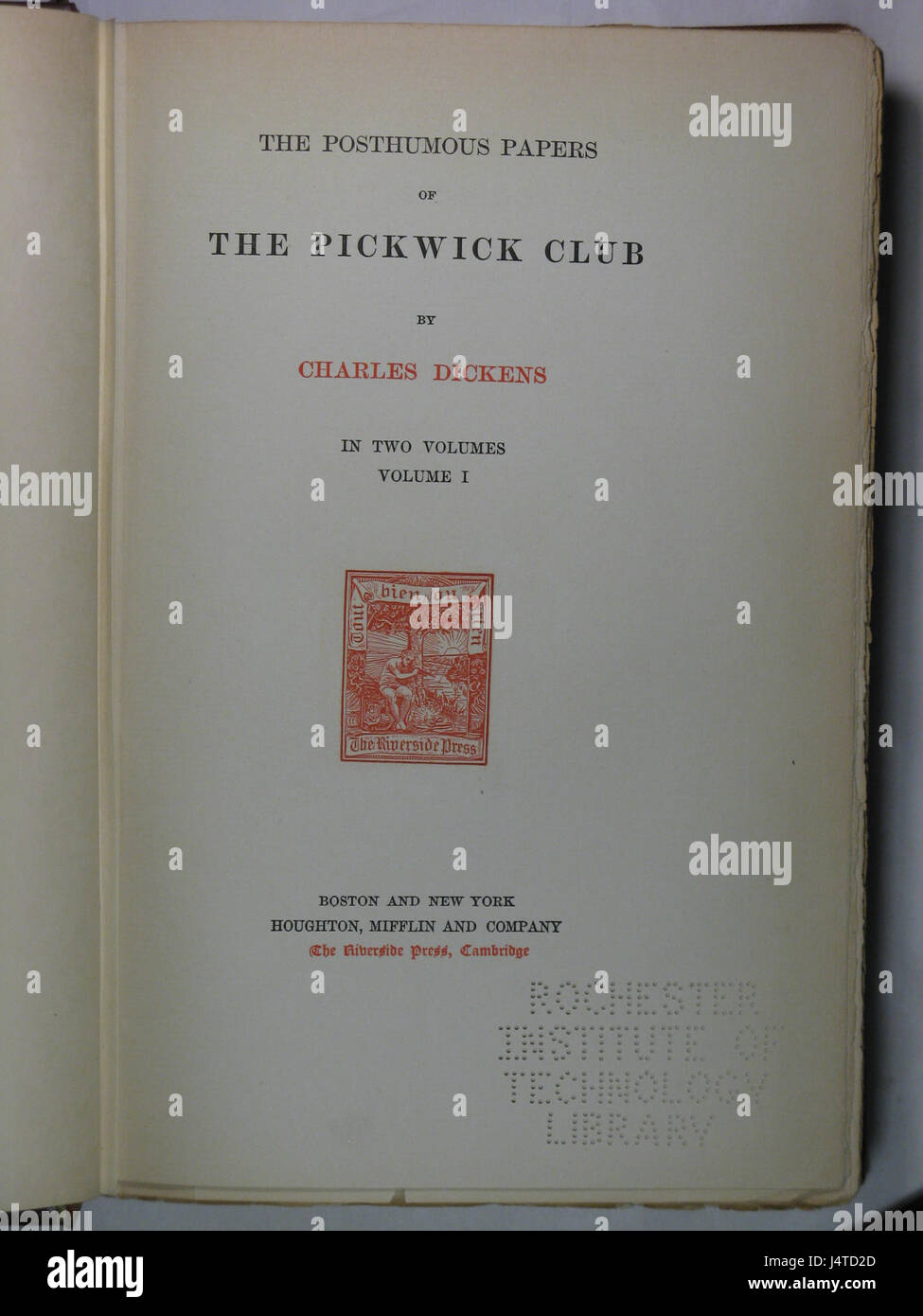 *Gli scritti di Charles Dickens* volume 1 include una raccolta di opere del famoso romanziere inglese. Dickens è noto per i suoi vividi personaggi, il commento sociale e le raffigurazioni della società vittoriana, che offrono informazioni sull'Inghilterra del XIX secolo. Foto Stock