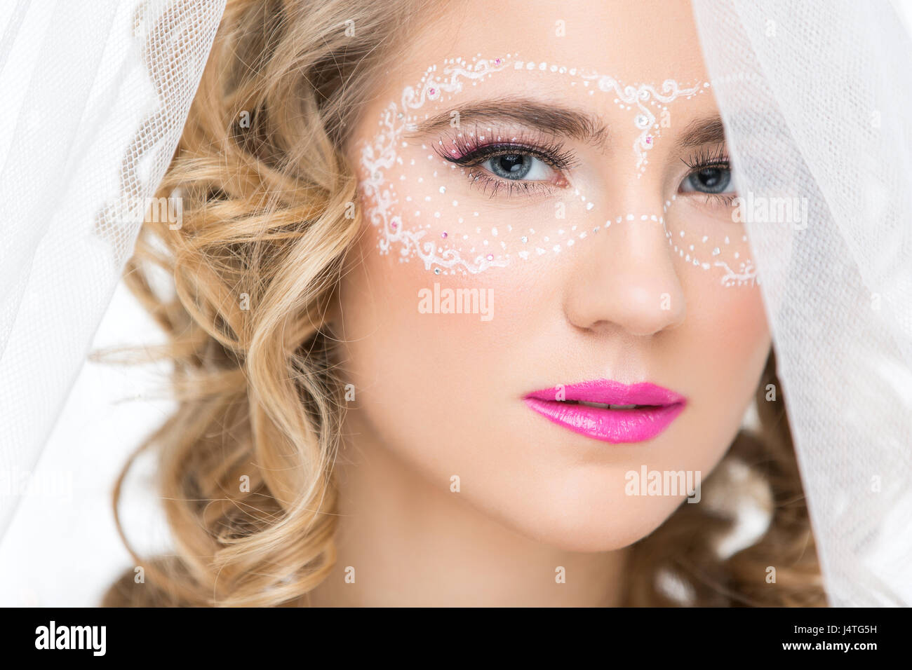 Ragazza con maschera disegnata sul viso Foto Stock