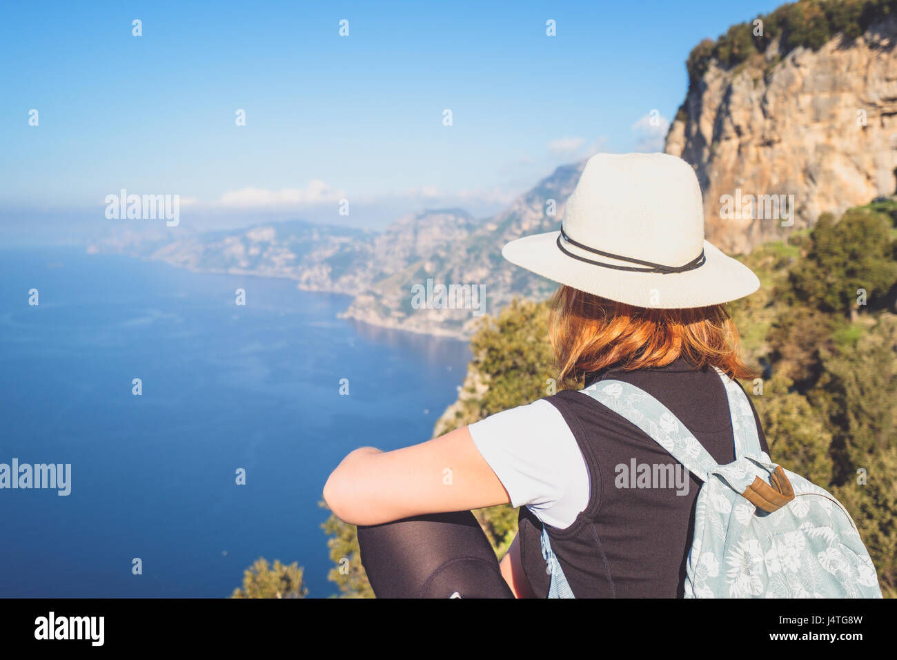 Giovane donna di ammirare un paesaggio beatuful vista della Costiera Amalfitana, Italia Foto Stock