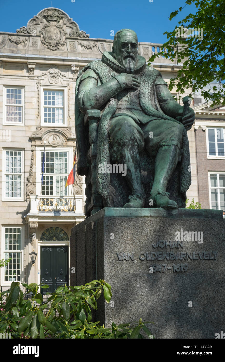 Statua di Johan Van Oldenbarnevelt, statista olandese coinvolti nell'indipendenza dalla Spagna, Lange Vijverberg, Den Haag, Paesi Bassi. Foto Stock