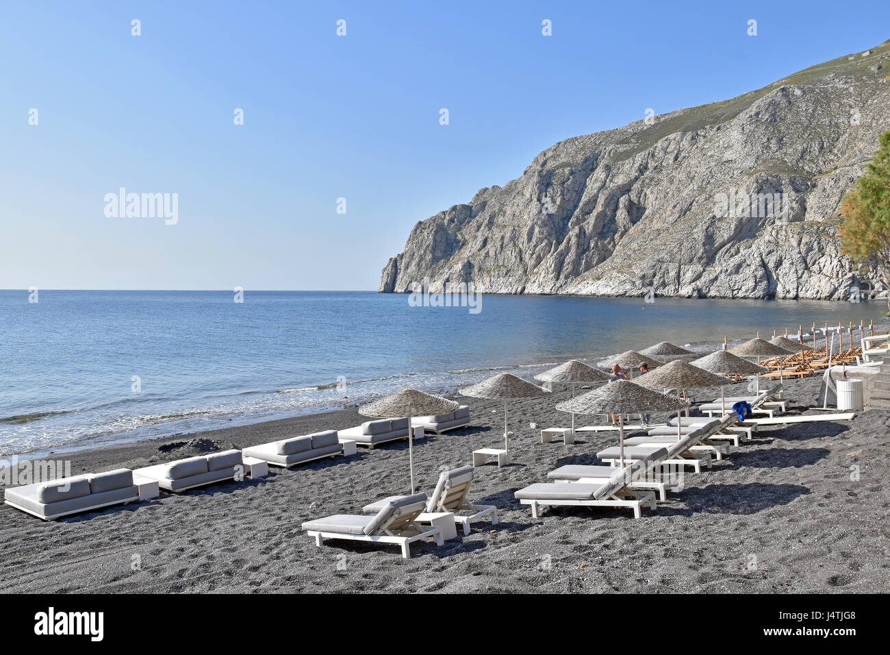 Lettini e ombrelloni sulla spiaggia di Kamari Santorini Cyclades isole  Greche - Grecia Foto stock - Alamy