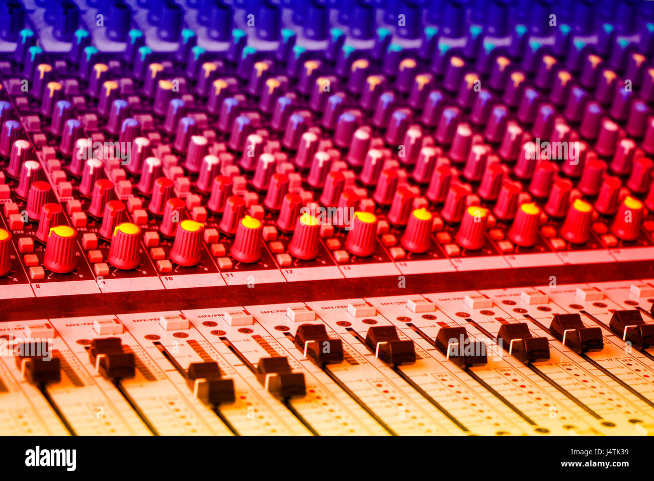 Audio della console di miscelazione con colorati i tasti retroilluminati Foto Stock